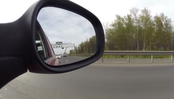 Yolun bir arabanın dikiz aynasından görünümünü — Stok video
