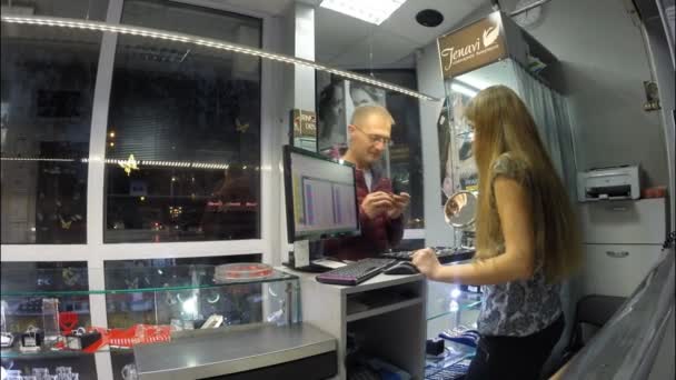 UFA, RUSIA - 02 DE NOVIEMBRE DE 2014: Un hombre de compras en una joyería Jenavi. Jenavi la empresa más grande y exitosa que produce joyas en Rusia desde 1991 — Vídeos de Stock