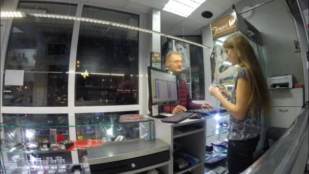 Ufa, Oroszország - November 02, 2014: Egy ember, egy ékszerüzlet Jenavi vásárolni. Jenavi a legnagyobb és legsikeresebb cég termelő ékszer Ékszer Oroszországban, 1991-től — Stock videók