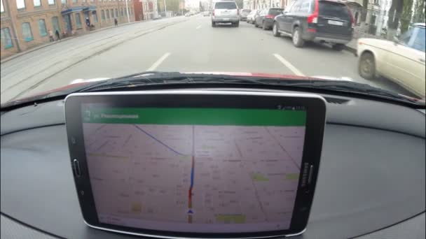 UFA, RUSSIA - 22 SETTEMBRE 2015: Un automobilista che utilizza un'applicazione Google Navigator sul dispositivo Android Samsung. Google Navigator è un servizio di web mapping più popolare per dispositivi mobili fornito da Google Inc. . — Video Stock