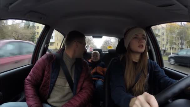 Familia de tres personas que viajan por la ciudad en un coche. Madre, padre, hijo — Vídeo de stock