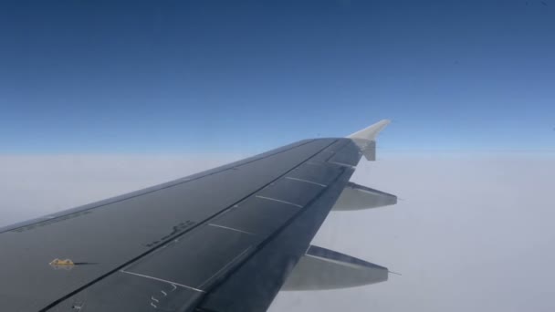 La vue depuis la fenêtre d'un avion de passagers dans les nuages et une aile 