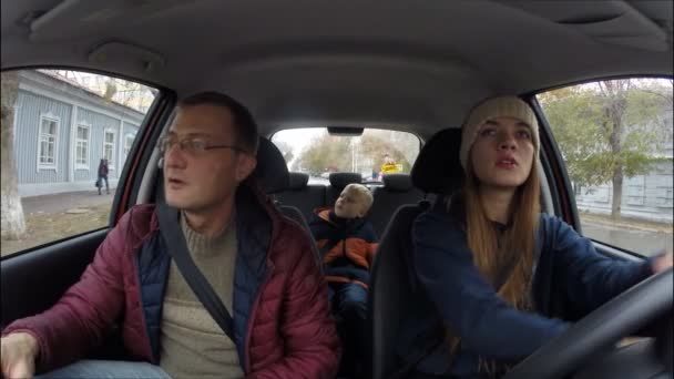 Famiglia di tre persone che viaggiano per la città in auto. Madre, padre, figlio — Video Stock