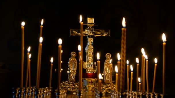 Iglesia ortodoxa rusa. Velas ardientes en la víspera de (candelabro, que pone una vela en la iglesia para el reposo del alma ) — Vídeos de Stock