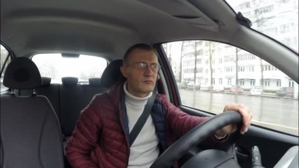 El hombre pasea por la ciudad en un auto. La ciudad rusa, otoño, invierno . — Vídeos de Stock