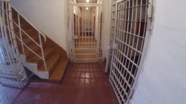 Barlar, kilitler ve Kameralar ile hapishane koridor içinde hareket