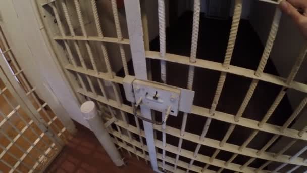 Відчиняються в'язничні двері від решітки до замку — стокове відео