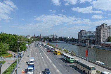 Moskova, - 15 Mayıs: tipik Moskova trafik sıkışıklığı, Prechistenskaya dolgu. Moskova. Moskova, Rusya Kremlin 15 Mayıs 2015 görünümünü