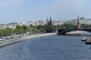 Moskova, - 15 Mayıs: tipik Moskova trafik sıkışıklığı, Prechistenskaya dolgu. Moskova. Moskova, Rusya Kremlin 15 Mayıs 2015 görünümünü