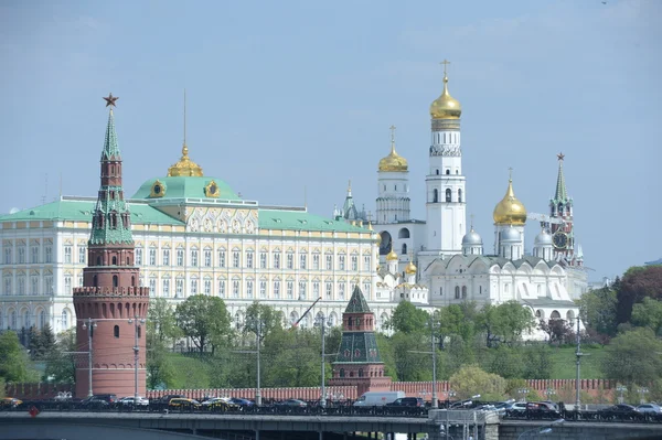 MOSCÚ, - 15 DE MAYO: Un atasco típico de Moscú, terraplén Prechistenskaya. Moscú. Vista del Kremlin 15 MAY 2015 en Moscú, Rusia — Foto de Stock