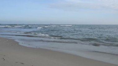 Deniz dalgaları, kumlu plaj. Karadeniz, Bulgaristan