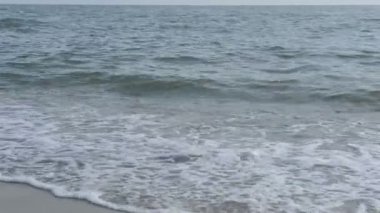 Deniz dalgaları, kumlu plaj. Karadeniz, Bulgaristan