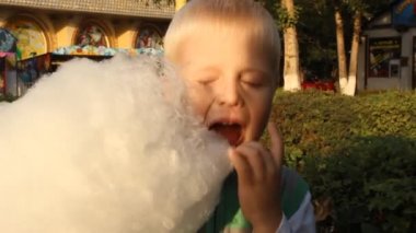 Pamuk şeker yemek küçük sarışın çocuk