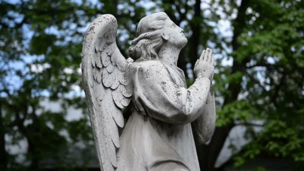 Alakja egy angyal a sírköve (emlékmű) a temetőben a háttérben a kék ég