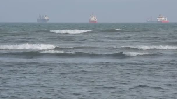 Handelsflotte (Schiffe) auf den Straßen. das schwarze Meer, Bulgarien — Stockvideo