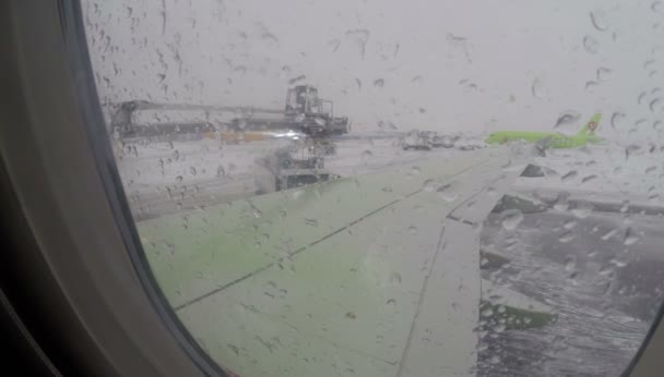 莫斯科，俄罗斯-一月二十五日，2014年: 莫杰多沃国际机场。飞机除冰系统被治疗 — 图库视频影像