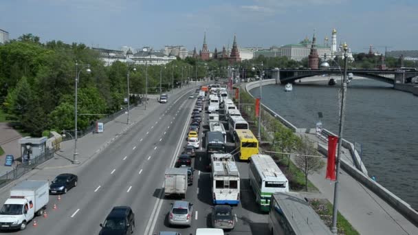 Moskwa, - 15 maja: typowy korku Moskwa, Prechistenskaya nasyp. Moskwa. Widok na Kreml może 15, 2015 w Moskwie, Rosja — Wideo stockowe