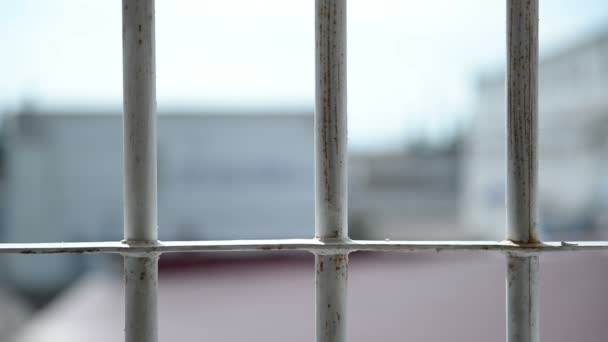 Egy tipikus táj az ablakon a börtön mögött rúd a rendszer szankciók — Stock videók
