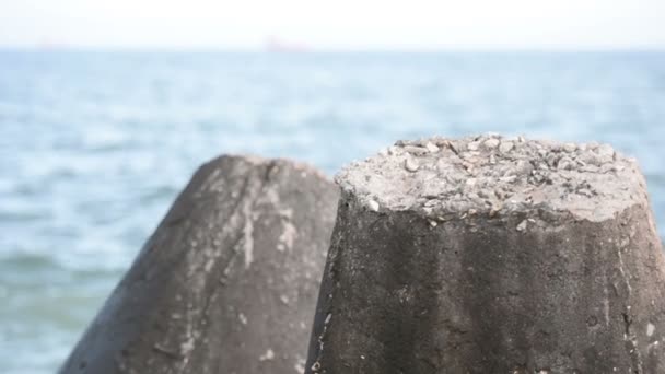 Rompeolas de piedra de cerca, Mar Negro, Bulgaria — Vídeos de Stock