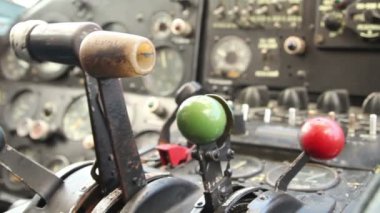 Pilot kolları, küçük uçak kullanarak uçak kontrol eder.