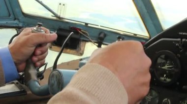 Kontrollerde, küçük uçak pilotu
