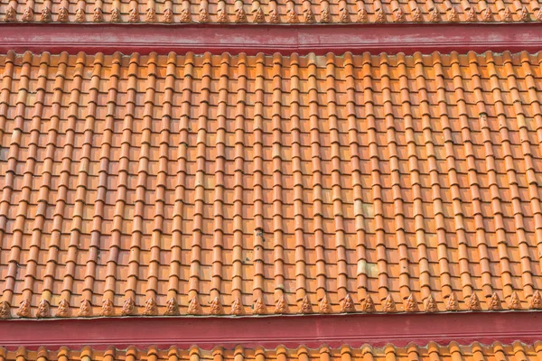 Telhado de cerâmica do templo tailandês — Fotografia de Stock
