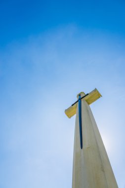 Açık mavi gökyüzü ile Hıristiyan çapraz