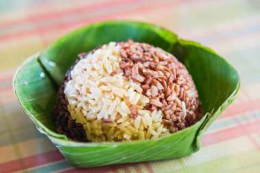 İki ton pirinç muz kase haşlanmış