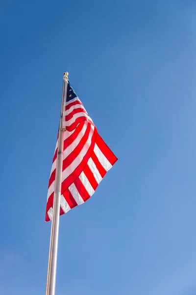 États-Unis d'Amérique Drapeau sur colonne avec ciel bleu — Photo