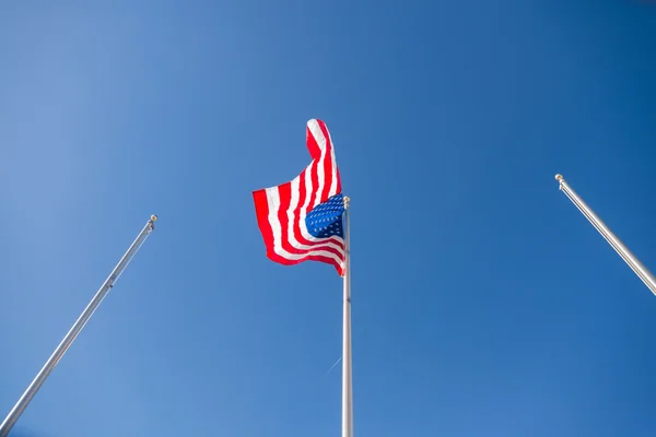 États-Unis d'Amérique Drapeau sur colonne avec ciel bleu — Photo