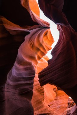 Pozlama ve seçici odak altında Arizona Amerika ile alt antilop Kanyonu