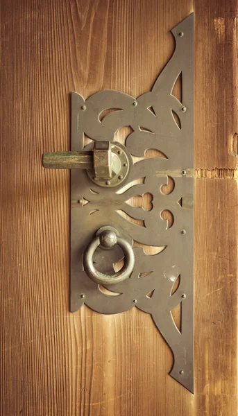 Puerta de madera vieja Decorar con asas de latón en templo japonés con enfoque selectivo —  Fotos de Stock