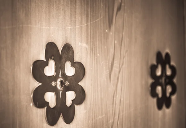 Puerta de madera vieja Decorar con estilo de flor de latón en templo japonés con enfoque selectivo —  Fotos de Stock