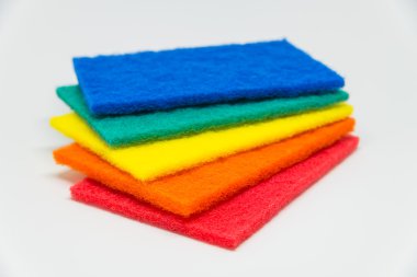 Beyaz arka plan ve seçici odak renkli ovma pedi