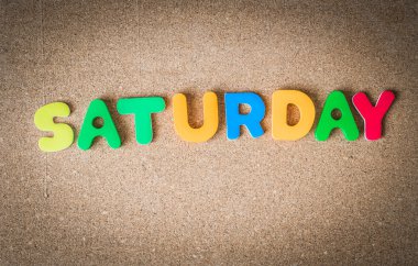 Renkli ahşap Cumartesi söylememle Cork kurulu seçici odak ile