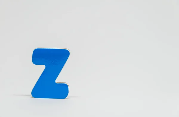 Alfabeto de madeira azul Z com fundo branco e foco seletivo — Fotografia de Stock