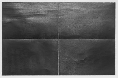 Beyaz arka plan ile 4 parça siyah kağıt katlanmış