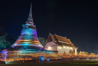 Eski pagoda Sukothai Tayland Trapangtong Tapınağı çevresinde circumambulation üçlü