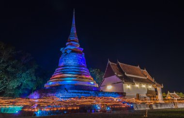 Eski pagoda Sukothai Tayland Trapangtong Tapınağı çevresinde circumambulation üçlü