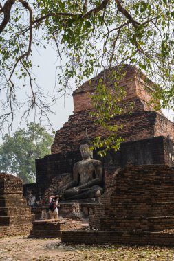 Turist almak fotoğraf eski Buda heykelinin Antik Tapınağı