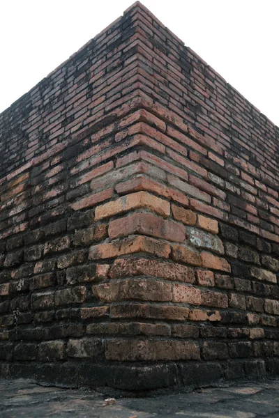 Γωνία της παλιάς τοίχο από τούβλα και συννεφιασμένο ουρανό με επιλεκτική εστίαση — Φωτογραφία Αρχείου