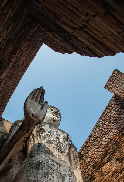 Vista de ángulo ascendente del viejo stand estatua de Buda en el antiguo templo Tailandia —  Fotos de Stock