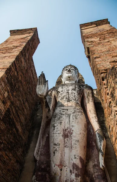 Vista de ángulo ascendente del viejo stand estatua de Buda en el antiguo templo Tailandia —  Fotos de Stock