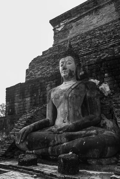 Czarno-białe Zobacz starych posąg Buddy w starożytnej świątyni — Zdjęcie stockowe
