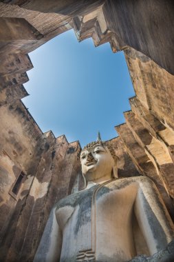 Eski Buda heykeli antik tapınak Tayland içinde oturan