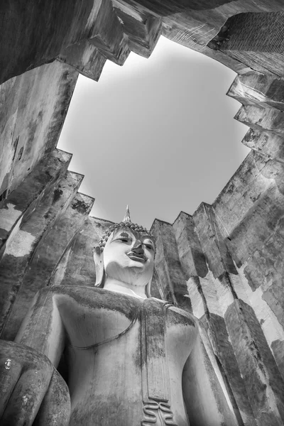 Black and white view of Old sitting buddha statue in the ancient temple Thailand — Stock Photo, Image