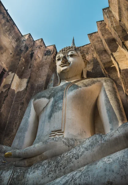Eski Buda heykeli antik tapınak Tayland içinde oturan — Stok fotoğraf