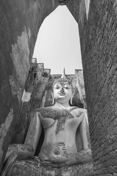 老坐佛像古代寺庙泰国大门的黑白视图 — 图库照片
