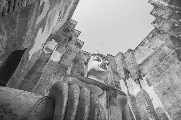 Veduta in bianco e nero della vecchia statua buddha seduta nel tempio antico Thailandia — Foto Stock