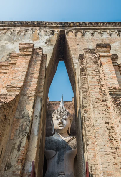 Ver Vieja estatua de buddha sentado a través de la puerta del templo antiguo Tailandia — Foto de Stock